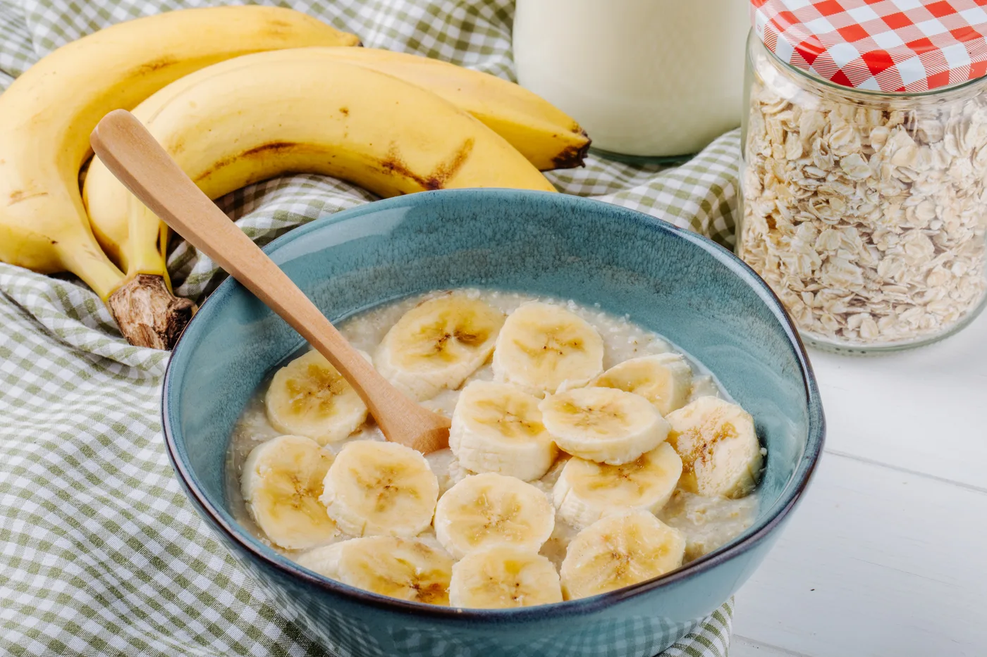 Owsianka z bananem w ceramicznej misce