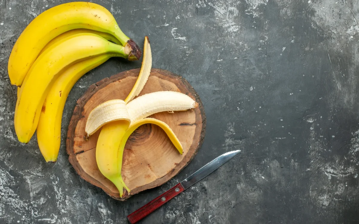 Ile kalorii ma banan – 100 g, jedna sztuka i szklanka plasterków