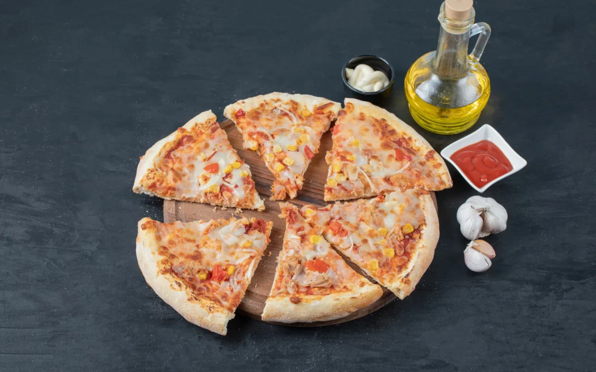 Ile kalorii ma pizza – kawałek, cały placek i wpływ średnicy