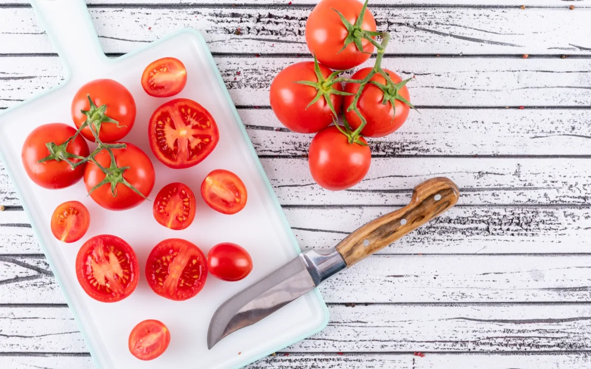 Ile kalorii ma pomidor – 100 g, jedna sztuka, koktajlowy i suszony